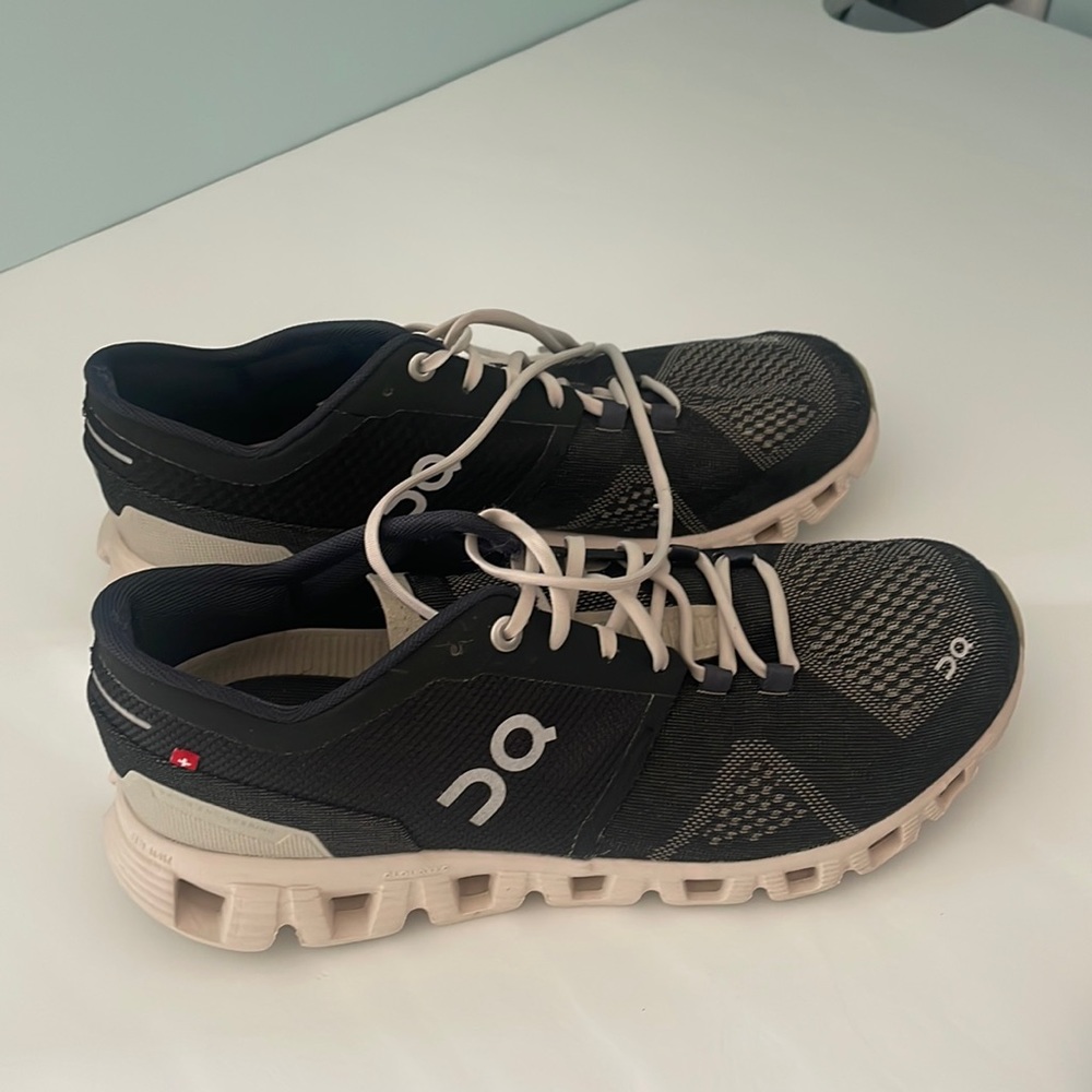 On Cloud Women’s Size 8